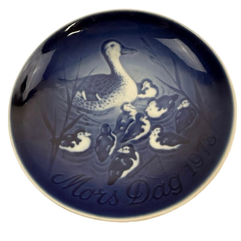 SKU3172 Vintage 1973 Bing & Grøndahl Copenhagen Porcelain Mother's Day Plate